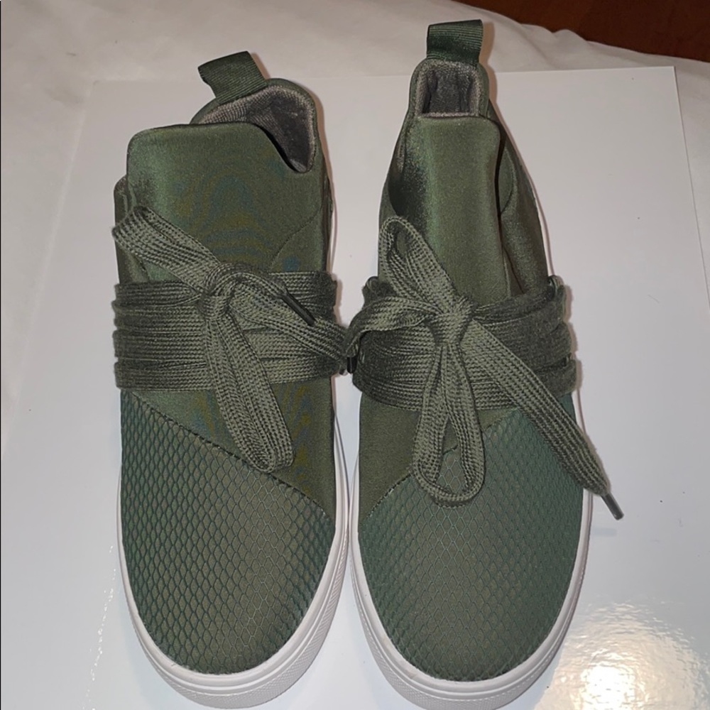 Steve Madden Lancer Sneaker in Olive Green Size 6